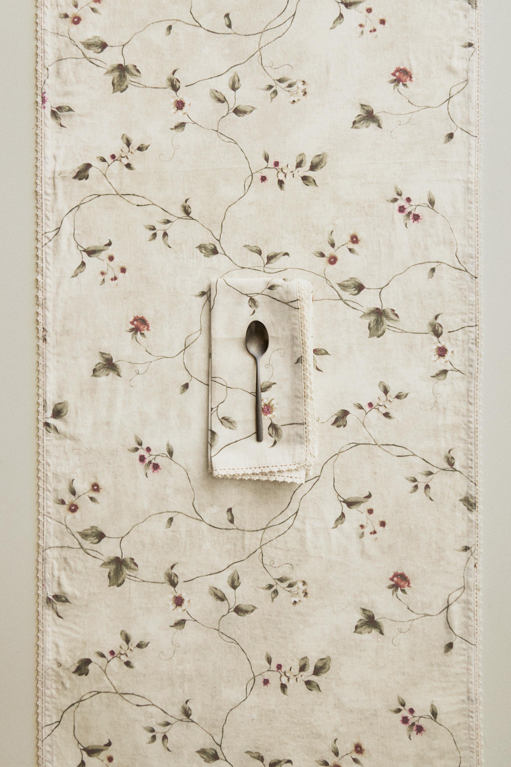 CHEMIN DE TABLE IMPRIMÉ FLORAL ET DENTELLE